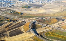 Vue aérienne d'un tronçon de l'autoroute à différents niveaux d'élévation